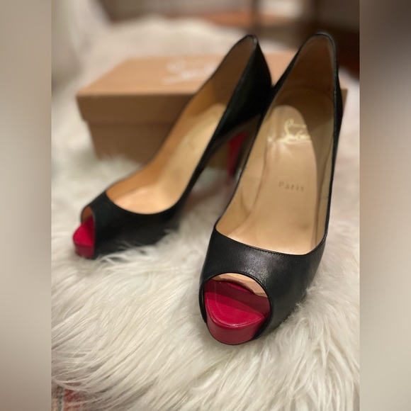 Christian Louboutin simple peep toe pump. Black kid leather. Size 37.5. - Picture 9 of 9